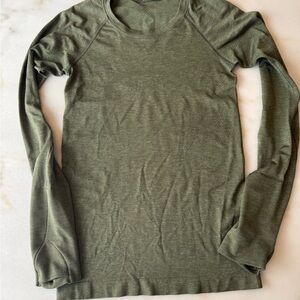 Lululemon Swiftly Tech Long-Sleeve Shirt 2.0
Hip Length olive green size 4